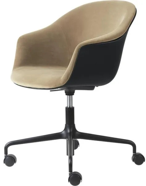 GUBI Bat Bürostuhl Vorderseite gepolstert Matt Schwarz/905 Dune